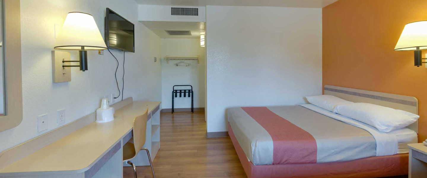 Comfortable guest rooms at Shasta Vista Inn & Suites